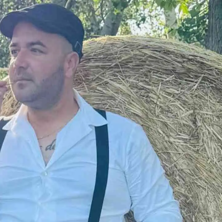 Rocca di Neto, cancellato il concerto del cantante neomelodico Benincasa: «I suoi testi inneggiano alla ’ndrangheta»