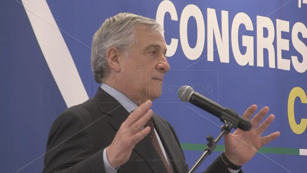 Tajani in Calabria respinge l’ipotesi di Macron: «L’Italia non manderà soldati in Ucraina»