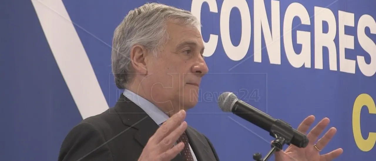 Tajani in Calabria respinge l’ipotesi di Macron: «L’Italia non manderà soldati in Ucraina»