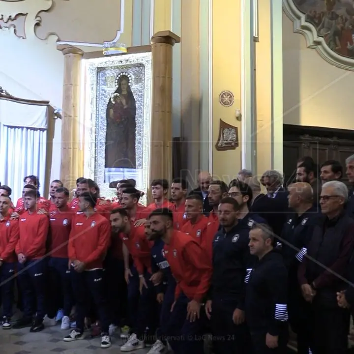 Fc Crotone, i rossoblù in visita alla Madonna di Capocolonna: «Per noi è un momento intenso e importante»