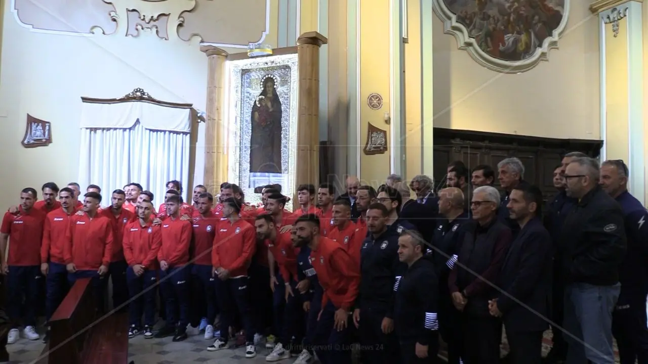 Fc Crotone, i rossoblù in visita alla Madonna di Capocolonna: «Per noi è un momento intenso e importante»