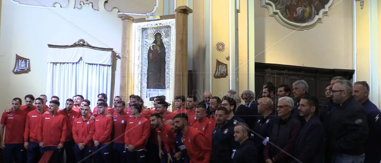Fc Crotone, i rossoblù in visita alla Madonna di Capocolonna: «Per noi è un momento intenso e importante»