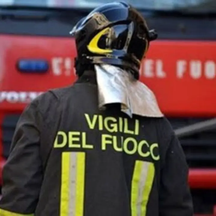 Incendio in un deposito di batterie al litio nel Reggino, una famiglia evacuata e danni ingenti alla struttura