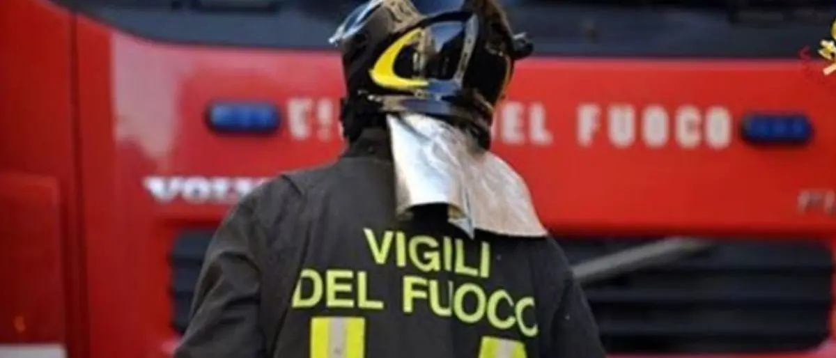 Incendio in un deposito di batterie al litio nel Reggino, una famiglia evacuata e danni ingenti alla struttura