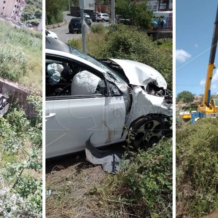 Incidente nel Cosentino, furgone precipita in un torrente dopo lo scontro con un’auto