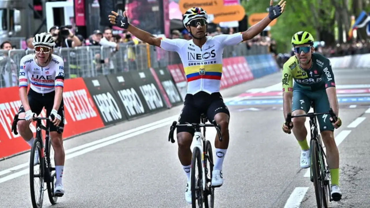 Ciclismo, l’ecuadoriano Narvaez è la prima maglia rosa del Giro d’Italia 2024. Vince in volata su Schachmann, terzo Pogacar