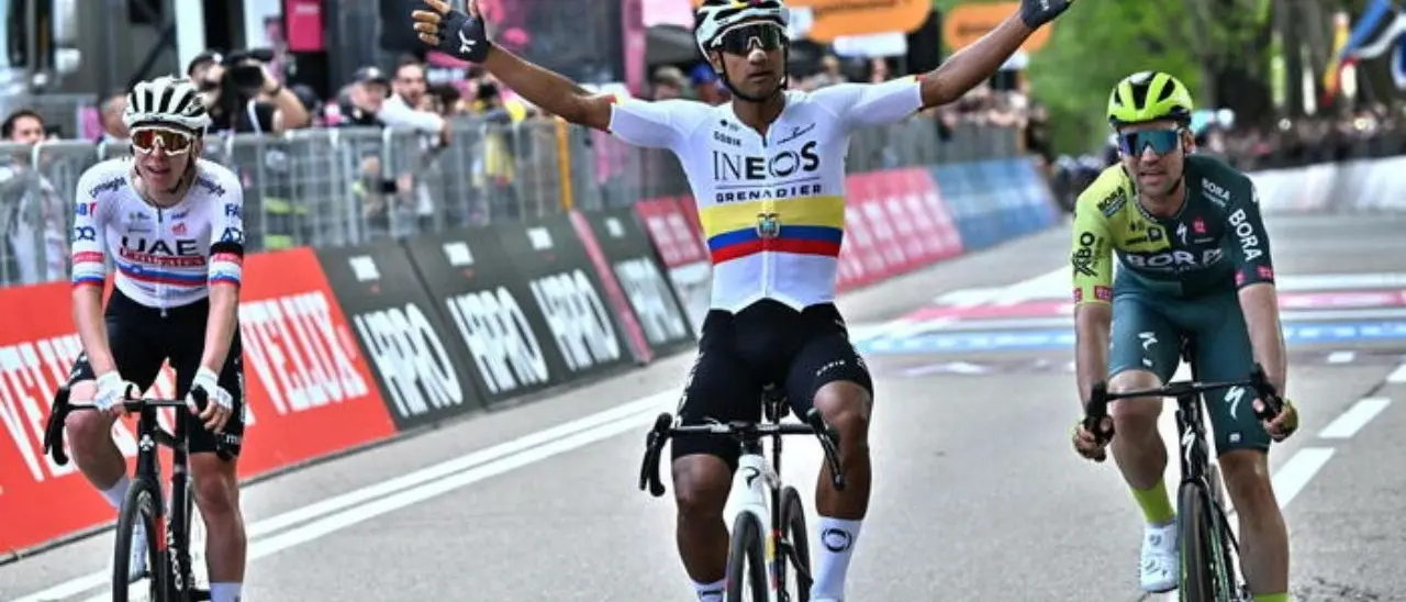 Ciclismo, l’ecuadoriano Narvaez è la prima maglia rosa del Giro d’Italia 2024. Vince in volata su Schachmann, terzo Pogacar