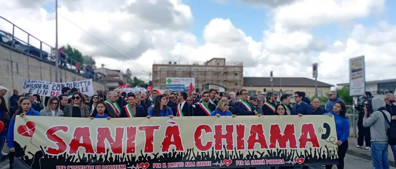 Polistena scende in piazza per difendere il proprio ospedale: «La sanità non ha bandiere»
