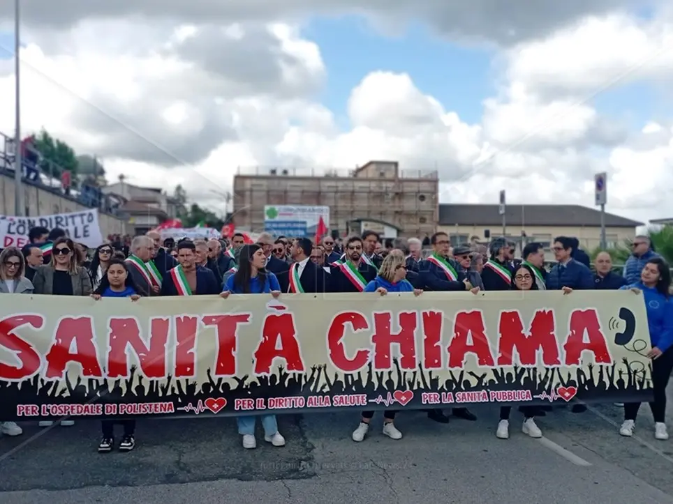 Polistena scende in piazza per difendere il proprio ospedale: «La sanità non ha bandiere»