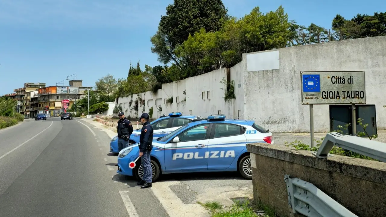 Gioia Tauro, tentano di costringere una famiglia a lasciare la propria casa vantando legami con la ’ndrangheta: marito e moglie in manette