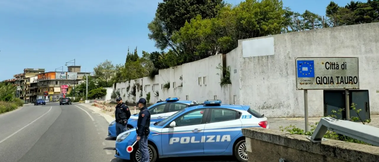 Gioia Tauro, tentano di costringere una famiglia a lasciare la propria casa vantando legami con la ’ndrangheta: marito e moglie in manette