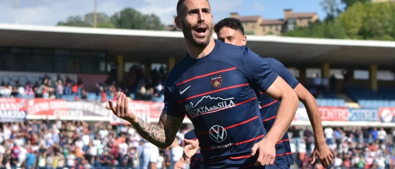 Cosenza, uno straordinario Tutino non basta a battere lo Spezia: al Marulla è 2-2