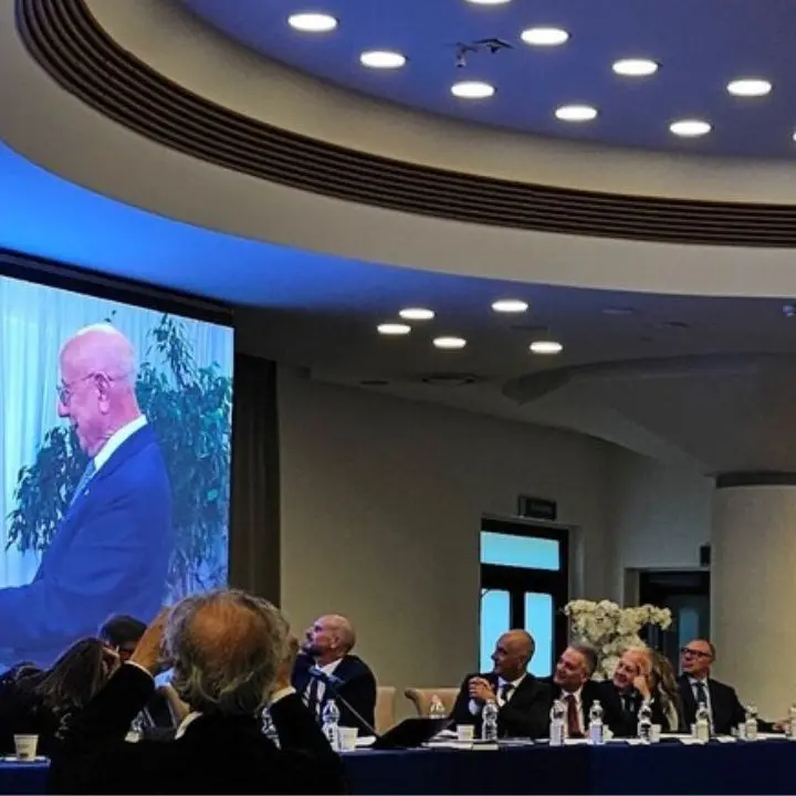 A Gratteri la Melagrana d’argento della Bcc Mediocrati: «La giustizia come scelta di vita di un calabrese testardo»