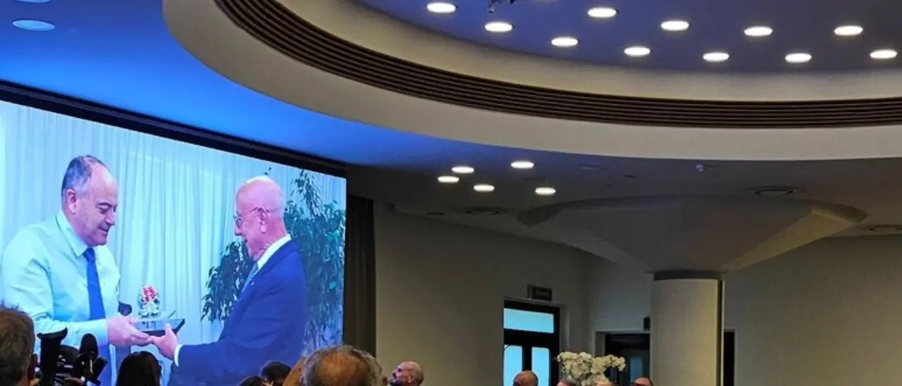 A Gratteri la Melagrana d’argento della Bcc Mediocrati: «La giustizia come scelta di vita di un calabrese testardo»