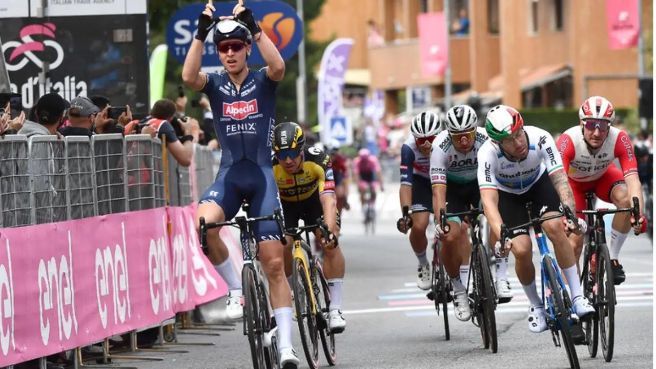 Ciclismo, Merlier vince al fotofinish la tappa di Fossano. Pogacar resta in maglia rosa