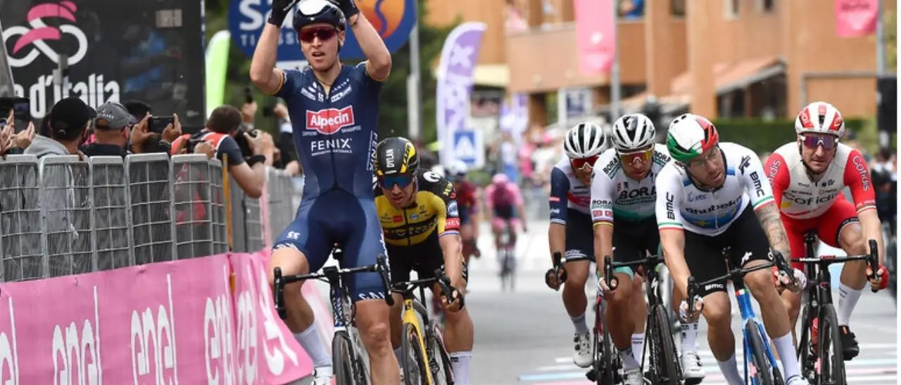 Ciclismo, Merlier vince al fotofinish la tappa di Fossano. Pogacar resta in maglia rosa