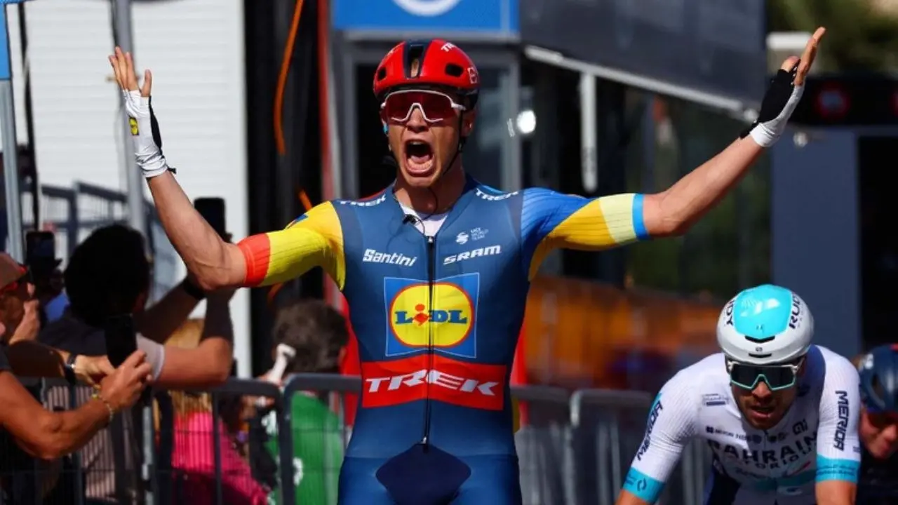 Giro d’Italia, Milan vince la volata sul traguardo di Andora. Pogacar resta in maglia rosa