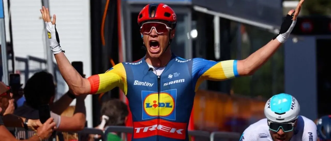 Giro d’Italia, Milan vince la volata sul traguardo di Andora. Pogacar resta in maglia rosa