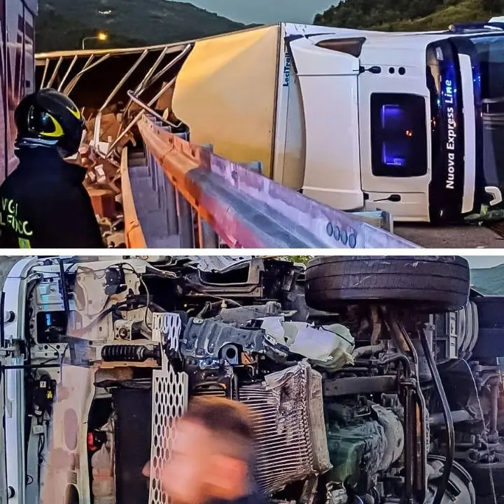 Incidente sull’A2 nel Cosentino, camion impatta contro le barriere stradali e si ribalta: ferito l’autista