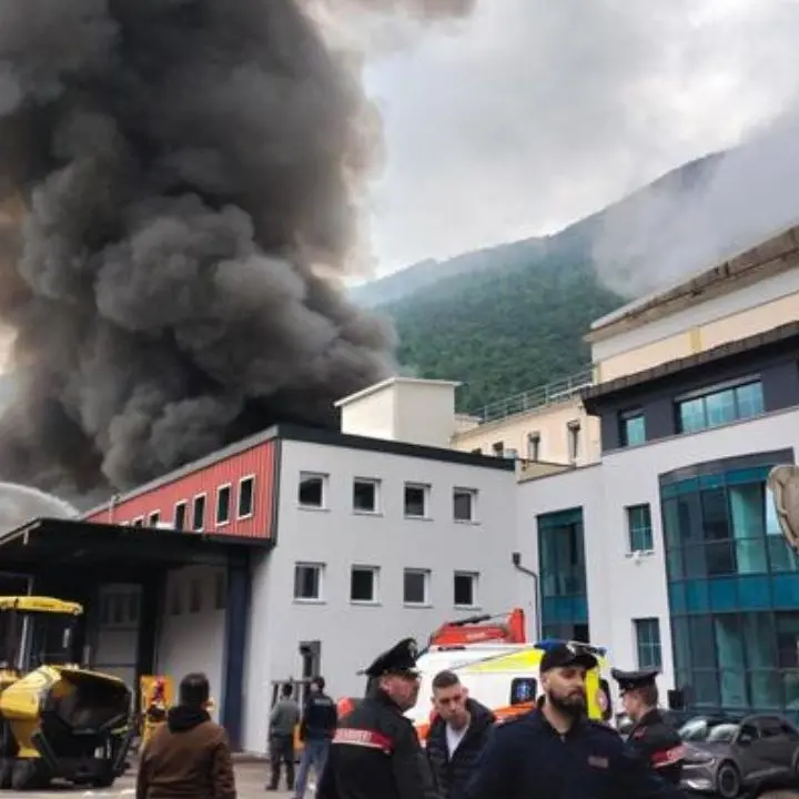 Bolzano, in fiamme lo stabilimento Alpitronic: chiuso lo spazio aereo sulla città