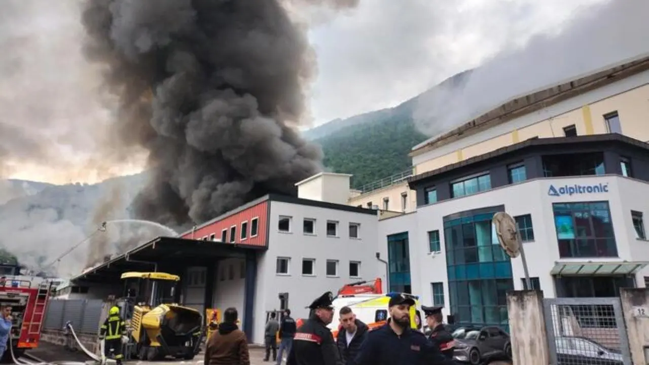 Bolzano, in fiamme lo stabilimento Alpitronic: chiuso lo spazio aereo sulla città