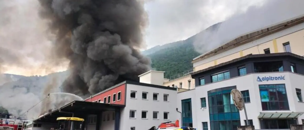 Bolzano, in fiamme lo stabilimento Alpitronic: chiuso lo spazio aereo sulla città