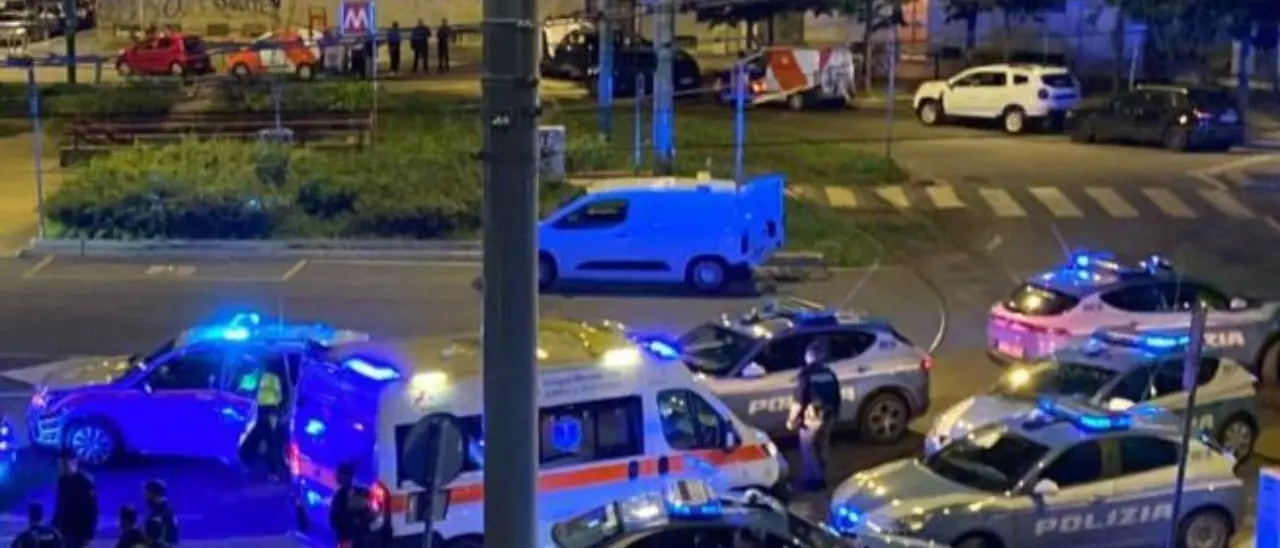 Milano da incubo, grave un poliziotto accoltellato alla schiena: cercava di fermare un 37enne che lanciava pietre contro i treni