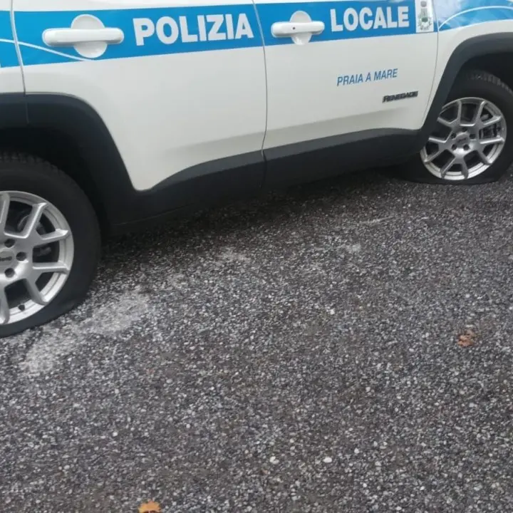 Praia a Mare, tagliate le gomme a tutte e 9 le auto e le moto in uso alla Polizia municipale