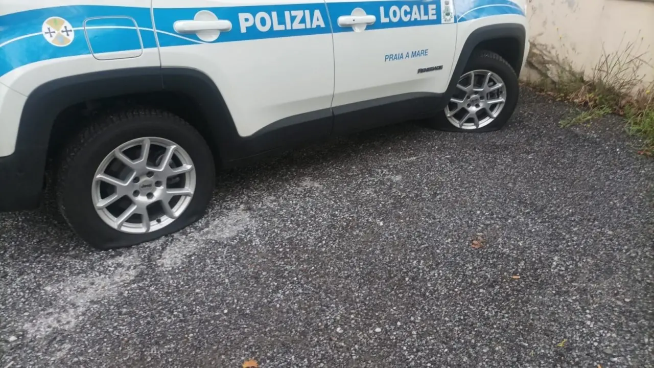 Praia a Mare, tagliate le gomme a tutte e 9 le auto e le moto in uso alla Polizia municipale