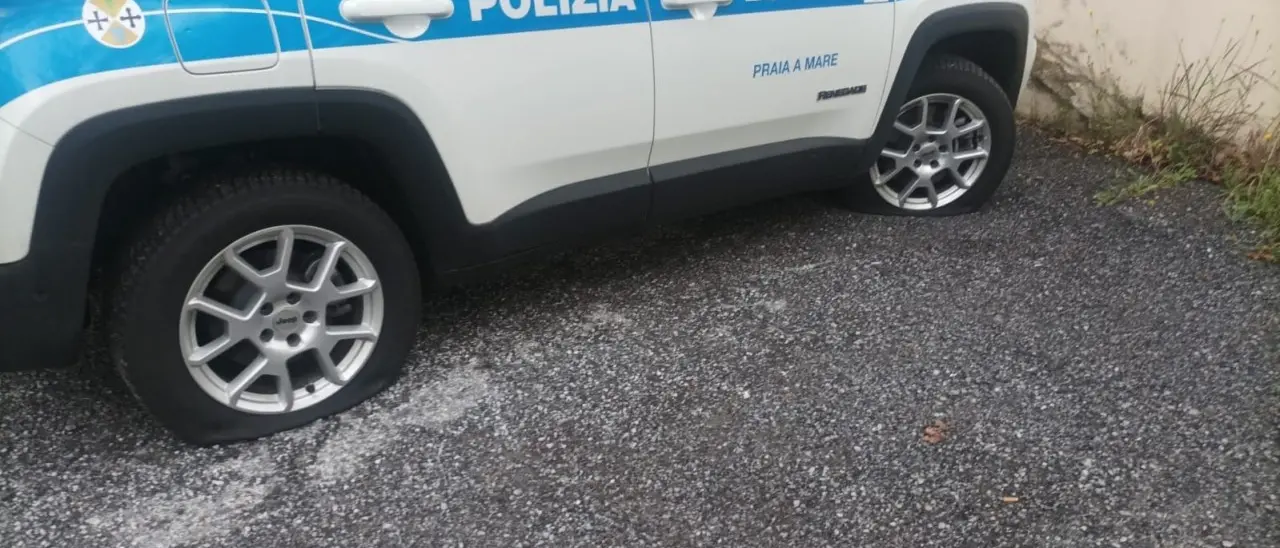 Praia a Mare, tagliate le gomme a tutte e 9 le auto e le moto in uso alla Polizia municipale