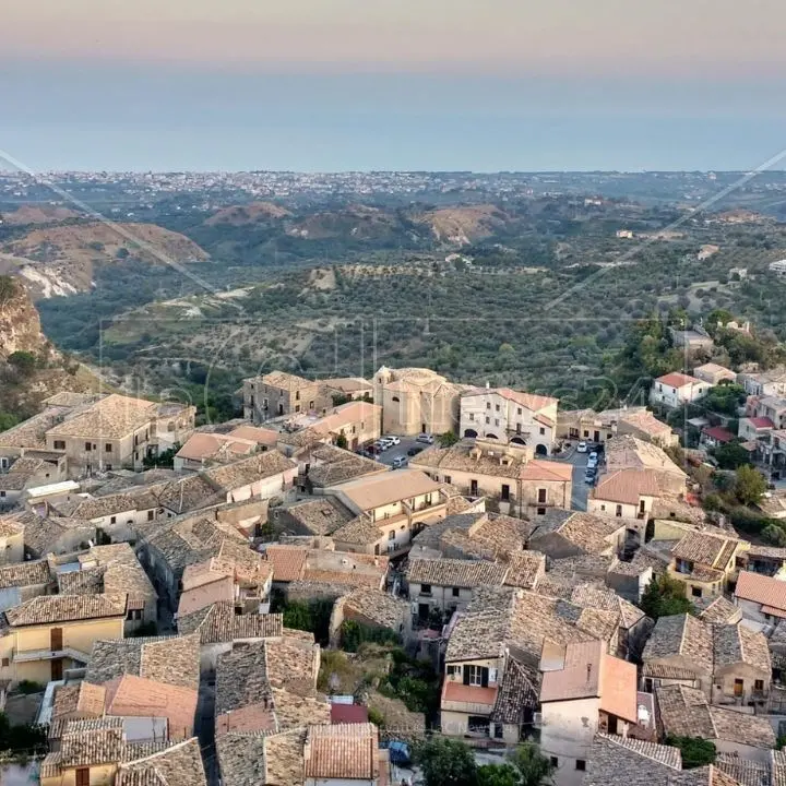 Gerace illuminato di blu in occasione della Giornata per l’Europa: è uno dei tre i borghi storici selezionati