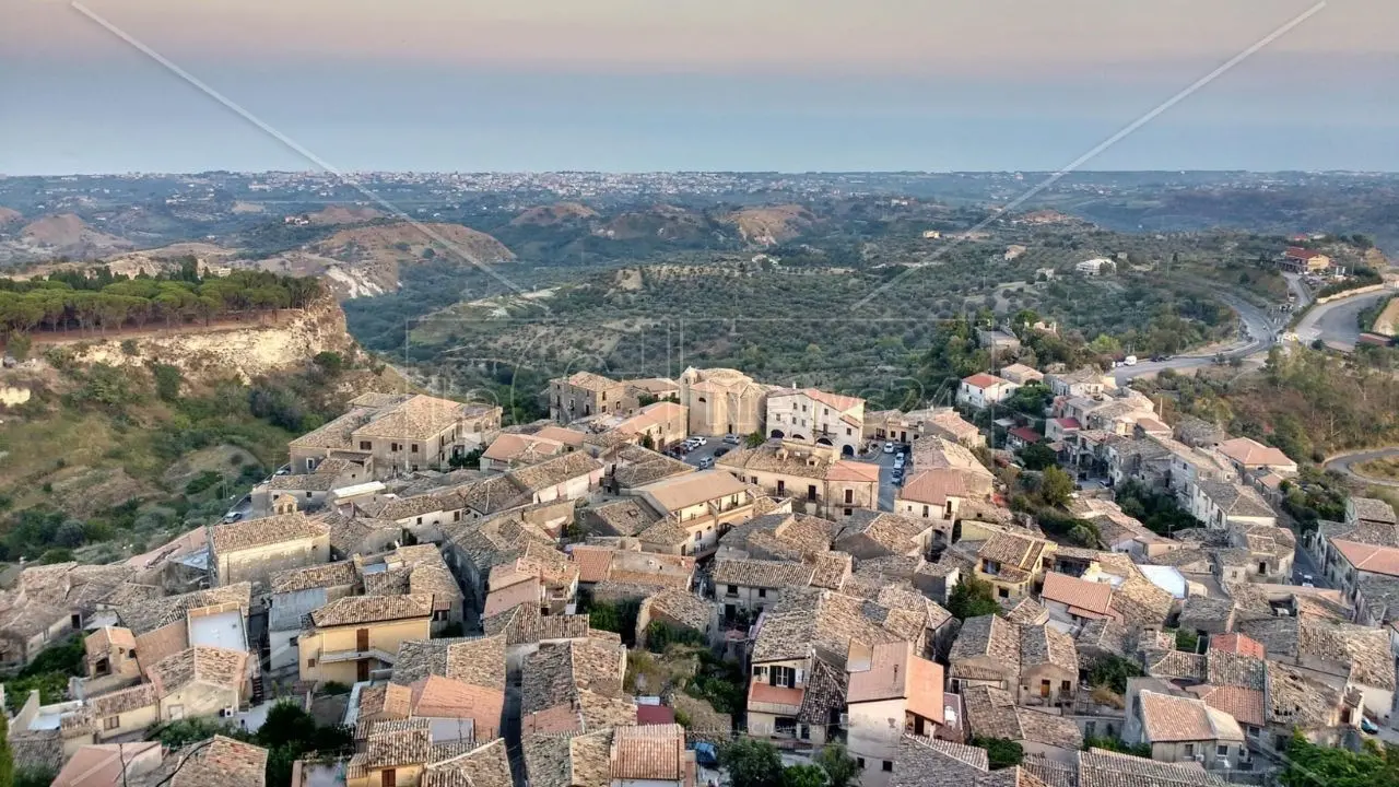 Gerace illuminato di blu in occasione della Giornata per l’Europa: è uno dei tre i borghi storici selezionati