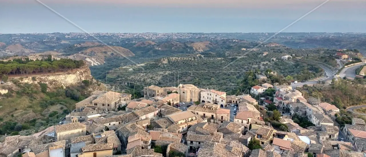 Gerace illuminato di blu in occasione della Giornata per l’Europa: è uno dei tre i borghi storici selezionati