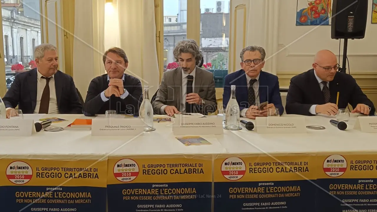 Tridico a Reggio: «Le priorità della Calabria? Un piano industriale e le infrastrutture, ma non il Ponte sullo Stretto»