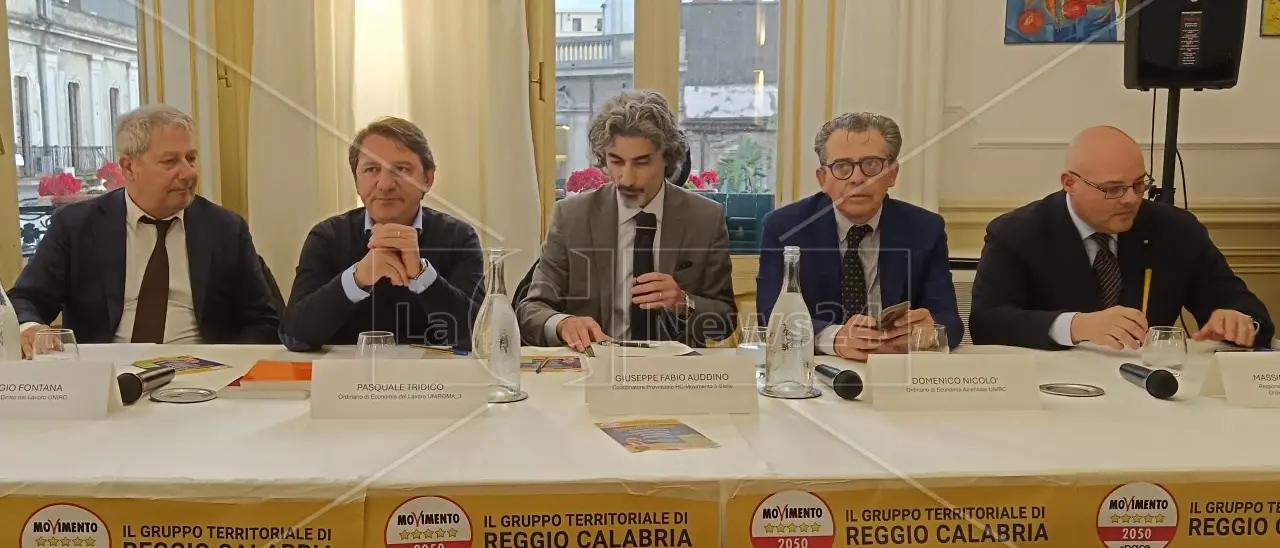 Tridico a Reggio: «Le priorità della Calabria? Un piano industriale e le infrastrutture, ma non il Ponte sullo Stretto»