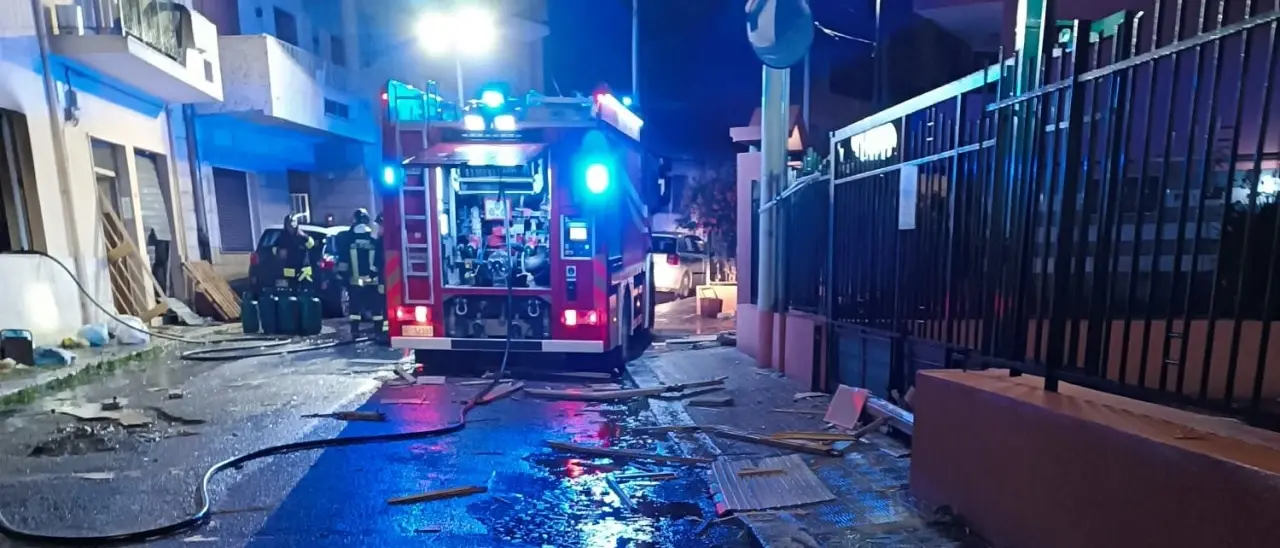Esplosione in un’abitazione a Reggio Calabria, una fuga di gas la probabile causa: c’è un ferito