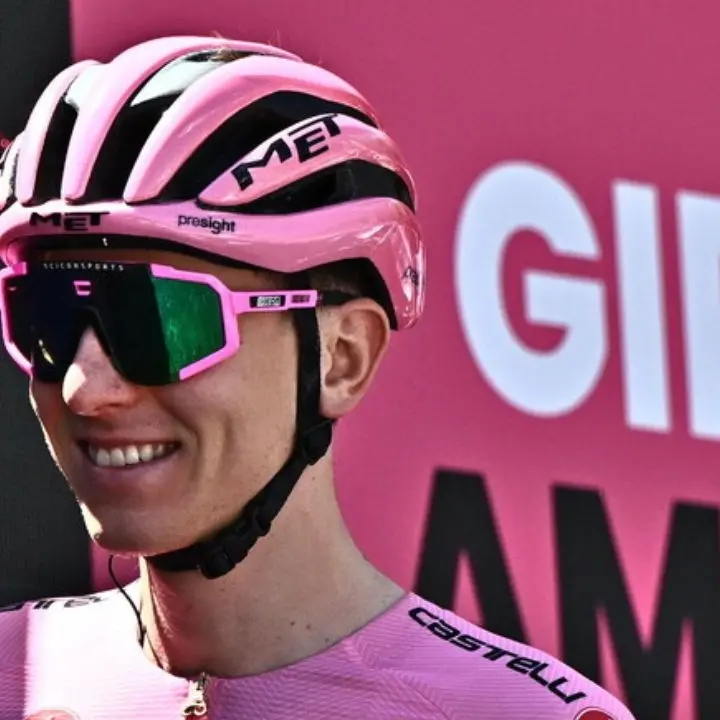 Giro d’Italia, Kooij vince al fotofinish a Napoli. Pogacar resta in maglia rosa