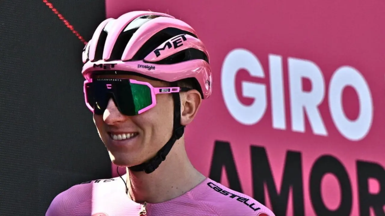 Giro d’Italia, Kooij vince al fotofinish a Napoli. Pogacar resta in maglia rosa