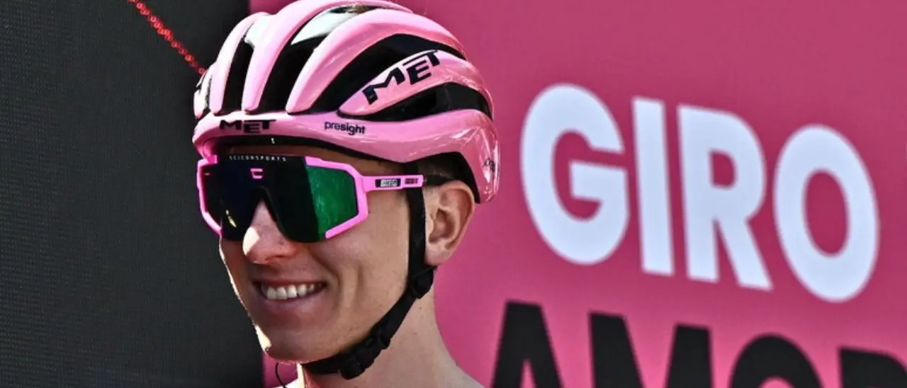 Giro d’Italia, Kooij vince al fotofinish a Napoli. Pogacar resta in maglia rosa