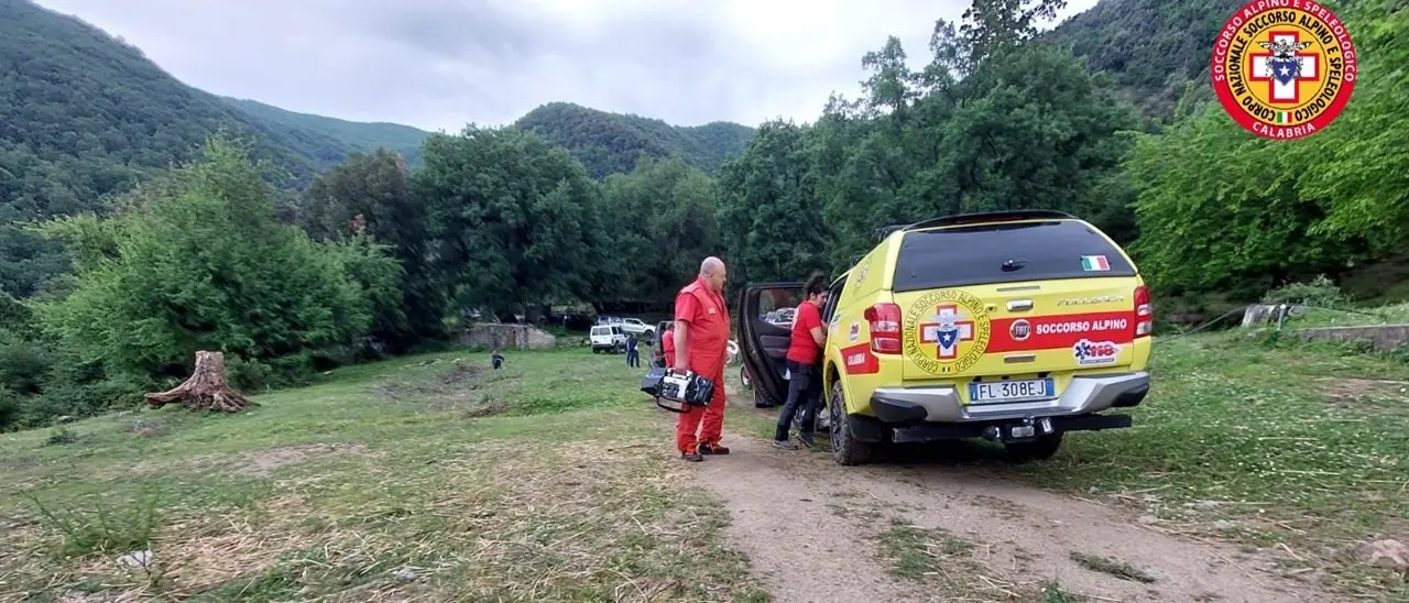 Incidente a Longobucco, auto esce fuori strada e finisce in un burrone: morto 72enne