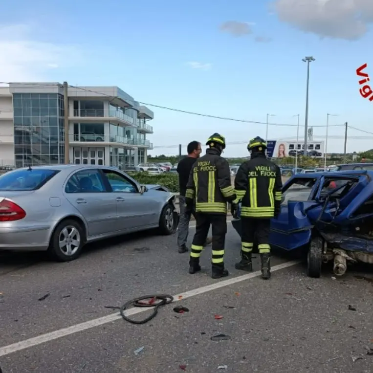 Scontro tra due auto nel Crotonese lungo la 107, anziano trasferito in ospedale