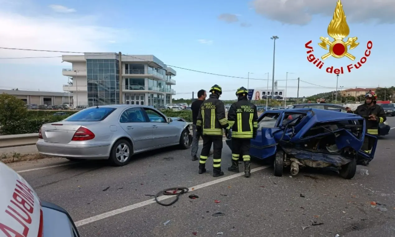 Scontro tra due auto nel Crotonese lungo la 107, anziano trasferito in ospedale