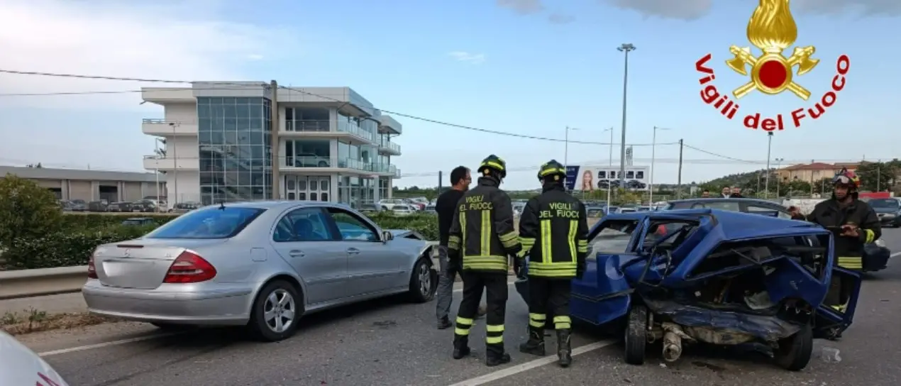 Scontro tra due auto nel Crotonese lungo la 107, anziano trasferito in ospedale