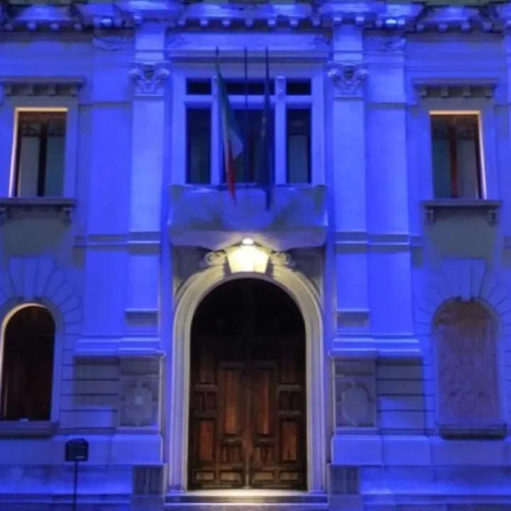 Reggio Calabria, Palazzo San Giorgio si colora di viola per sensibilizzare sulla fibromialgia