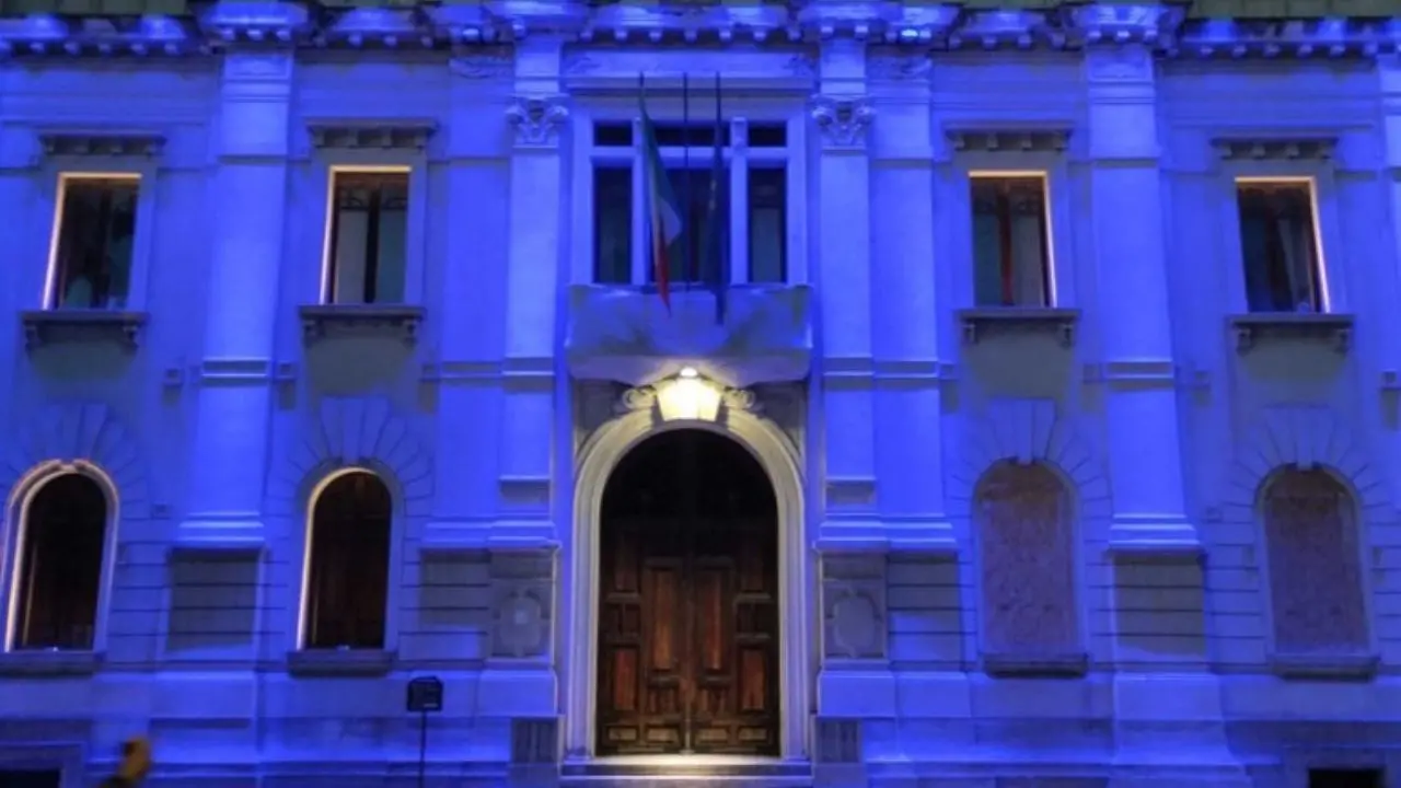 Reggio Calabria, Palazzo San Giorgio si colora di viola per sensibilizzare sulla fibromialgia