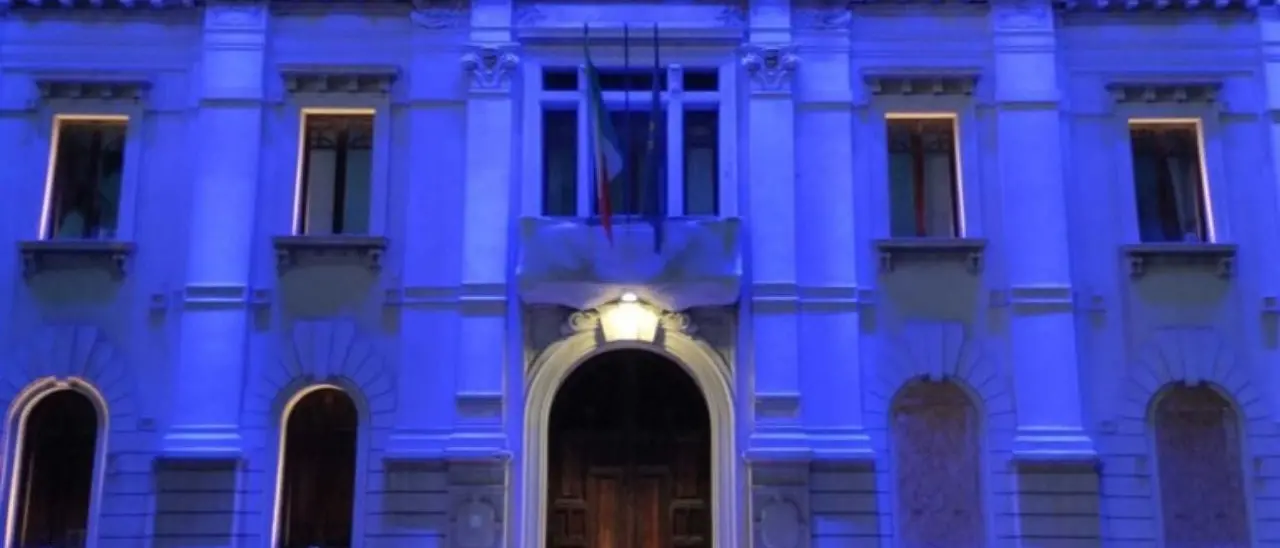 Reggio Calabria, Palazzo San Giorgio si colora di viola per sensibilizzare sulla fibromialgia