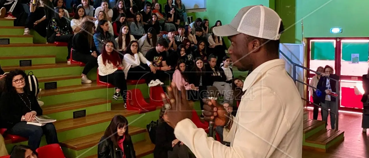 Brilla la stella di Bila Chahidou: il giovane scampato alla morte nel Mediterraneo protagonista di un corto sul razzismo