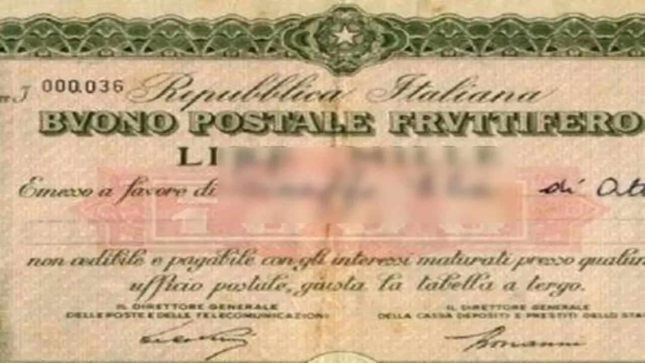 Trova un buono fruttifero da mille lire tra le pagine della vecchia enciclopedia di famiglia, oggi vale 41mila euro