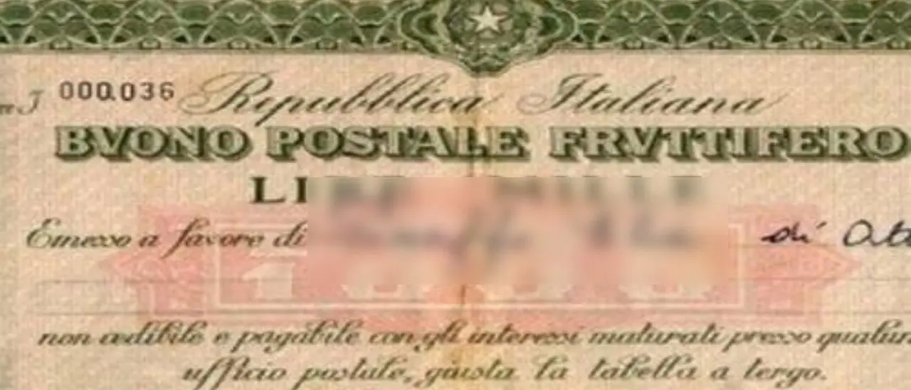 Trova un buono fruttifero da mille lire tra le pagine della vecchia enciclopedia di famiglia, oggi vale 41mila euro