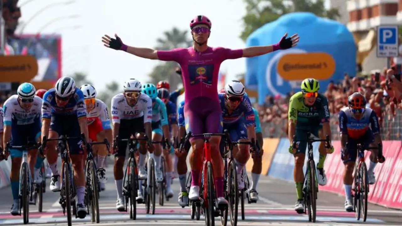 Giro d’Italia, Milan concede il bis sul traguardo di Francavilla. Pogacar resta in maglia rosa